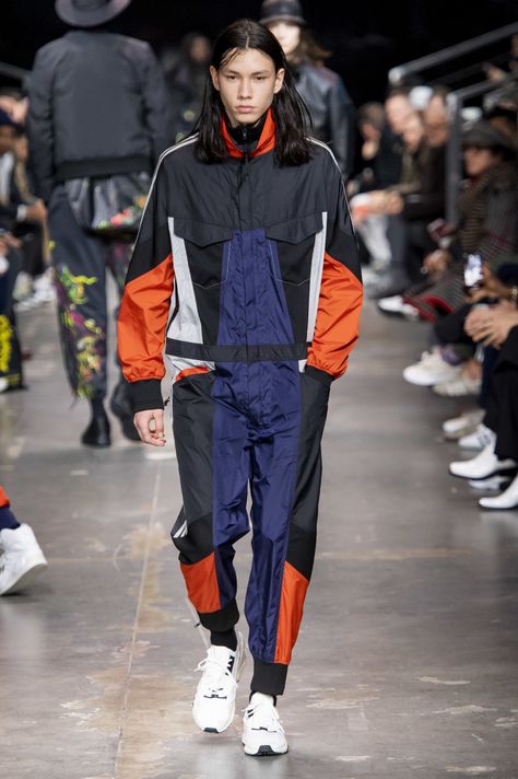 Y-3 Fall 2019 Ready-to-Wear Fashion Show - Vogue Retro Future Fashion, Men Runway, Climbing Outfit Woman, Runway Ready To Wear, Climbing Outfits, Sports Wear Fashion, Sportswear Design, Smen, Style Sportif