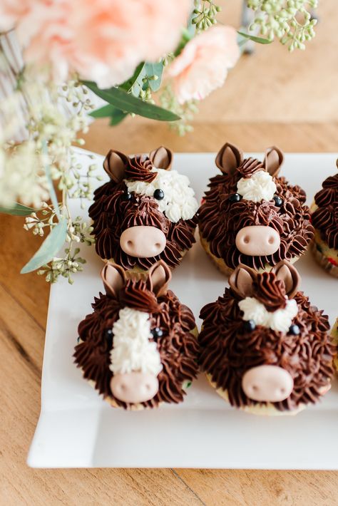 Recreate this adorable horse birthday party with these simple ideas for decorations, goodie bags, and activities Girl Horse Birthday Party, Horse Theme Birthday Party, Horse Party Decorations, Horse Birthday Party, Toddler Birthday Cakes, Horse Themed Party, Horse Birthday Parties, Girl Bday Party, Cowgirl Birthday Party