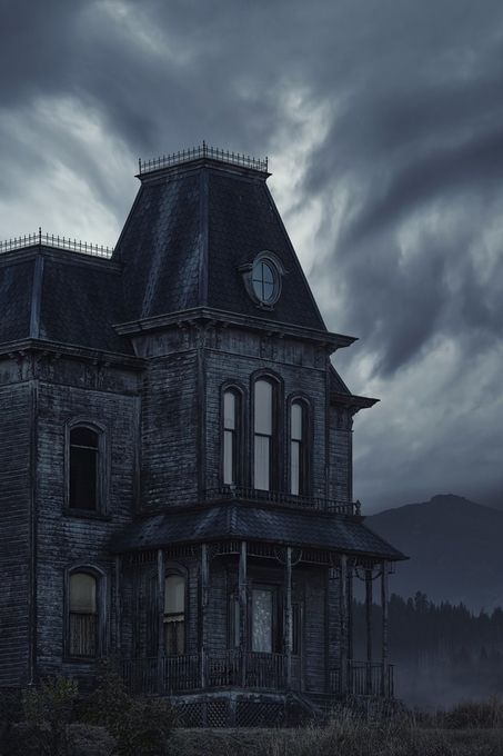 Bates Motel House, Bates Hotel, Dark Naturalism, Norman Bates, Bates Motel, Alfred Hitchcock, Gothic House, House On A Hill, Classic Horror