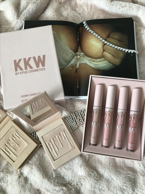 Kkw beauty kim Kardashian kylie cosmetics highlight Kylie Cosmetics 2016, Kylie Cosmetics Aesthetic, Subliminal Manifestation, Kylie Jenenr, Lash Marketing, Kim And Kylie, Kylie Makeup, Cosmetic Brands, Kylie Skin