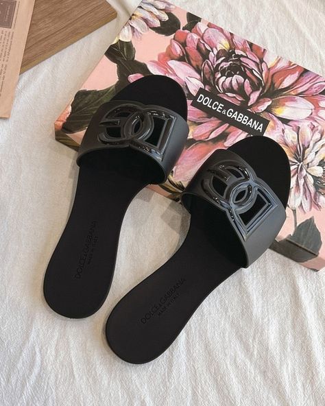 Dolce & Gabbana Rubber Beachwear Sliders 👉Available Now👈 ➡️DM for more details and Price ➡️Payment method PayPal ➡️Delivery all over the world 🌎 Show Case, Hand Bags, Bags Shoes, Designer Bags, Sliders, Dubai, Bags Designer, Dolce And Gabbana, Instagram Photos