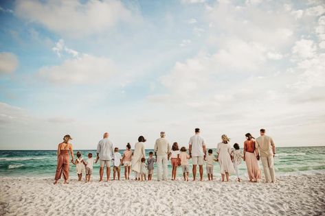 Family Shoot Beach, Large Group Beach Photos, Grandparents Beach Photoshoot, Editorial Family Beach Photoshoot, Big Family Photo Shoot Ideas, Extended Family Vacation, Family Beach Pictures Poses, Lifestyle Family Beach Session, Hawaii Photoshoot