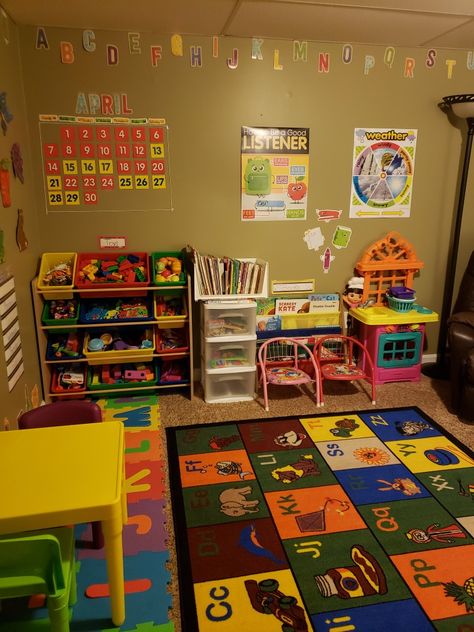 Daycare/Child Care. Decorations for daycares. Ideas for Daycares. Learning at in-home daycares. Home Daycare Decor, Home Daycare Setup, Daycare Rooms Setup, In Home Daycare Ideas, Home Daycare Rooms, Daycare Room Design, Daycare Setup, Family Daycare, Home Daycare Ideas