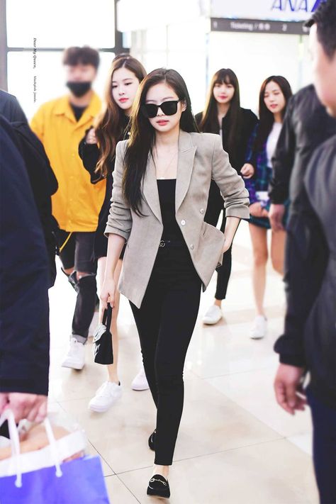 jennie | blackpink Airport Fashion Kpop, Korean Airport Fashion, Korean Girl Fashion, Airport Fashion, Fashion Event, Kpop Fashion Outfits, Inspired Outfits, 가을 패션, Airport Style