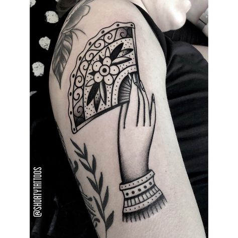 Hand Holding Fan Tattoo, Traditional Fan Tattoo, Hand Fan Tattoo, Hand Holding Tattoo, Hands Holding Heart, Fan Tattoo, Blackwork Tattoos, New School Tattoo, Hand Held Fan