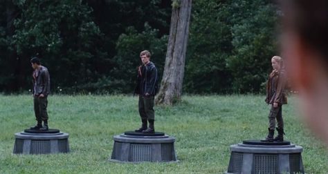 hunger games Jennifer Lawrence And Liam Hemsworth, Hunger Games Arena, Actor Mark Wahlberg, The Hunger Games Books, Game Bts, Hunger Games 2012, Action Movie Stars, Katniss And Peeta, Hunger Games 3