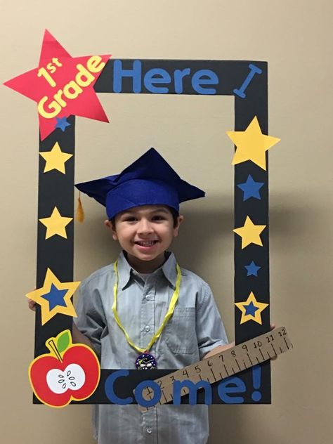 Photo Booth Graduation Ideas, Preschool Graduation Stage Decorations, Kindergarten Graduation Photo Booth, Preschool Graduation Photo Backdrop, Graduation Day Decoration For Kids, Kinder Graduation Theme, Preschool Graduation Ideas, Kindergarten Graduation Ideas, Preschool Graduation Decorations