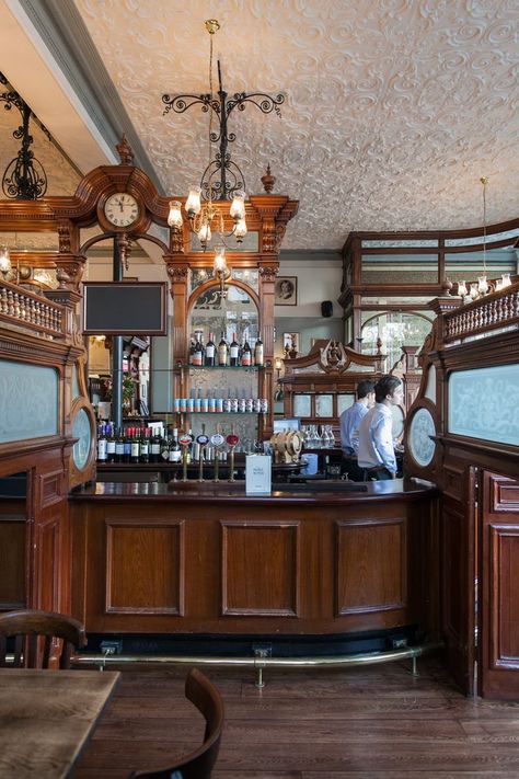 Pubs with incredible interiors in Nostalgic London | The 500 Hidden Secrets British Pub Interior, Pub Interior Design, Pubs In London, Brewery Bar, Interior Design Dining, Pub Interior, Pub Design, Room London, British Pub