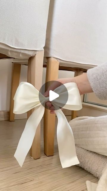 That pinterest girl☁️🧋 on Instagram: "This is your sign to make your own Christmas bows✨🎄 Things you will need 👇🏻  • shiny ribbon 5cm wide • 2 chairs  • scissors  • lighter" How To Make A Bow Using A Chair, How To Make Big Bow, Bows On Chairs, How To Make A Bow, Ribbon Bow Tutorial, Burlap Chair, Diy Tulle, Chair Bows, Make A Bow