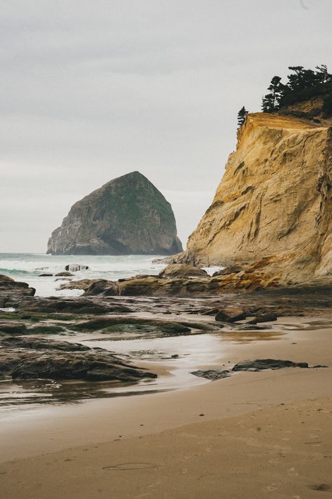 Cape Kiwanda, Best Places To Vacation, Earth Pictures, Cool Landscapes, Vacation Resorts, Best Places To Travel, Travel Couple, Holiday Travel, Vacation Destinations