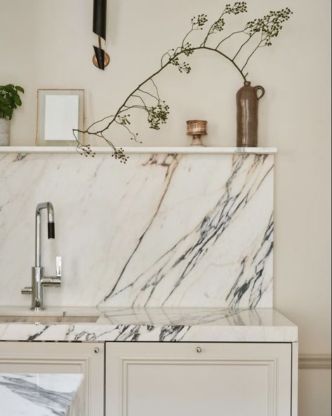 Marble Counter, Kitchen Dinning, Kitchen Marble, Kitchen Reno, Counter Tops, Counter Top, Interior Inspo, Kitchen Backsplash, 인테리어 디자인