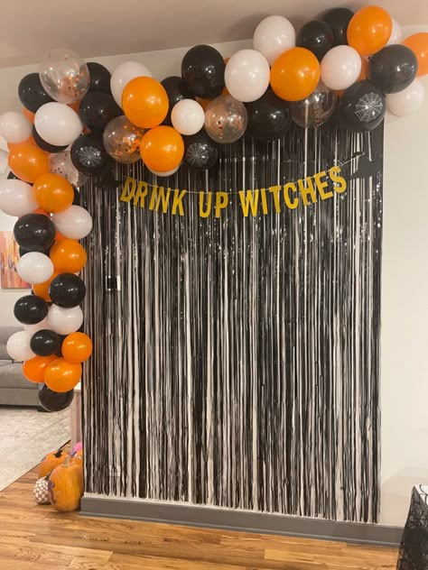 Halloween Party Decor Photo Wall, Halloween Decorations Balloon Arch, Cute Halloween Backdrop, Halloween Photo Wall Diy, Spooky Halloween Backdrop, Simple Halloween Backdrop, Halloween Party Back Drop, Halloween Photo Wall Ideas, Outside Halloween Party Decorations