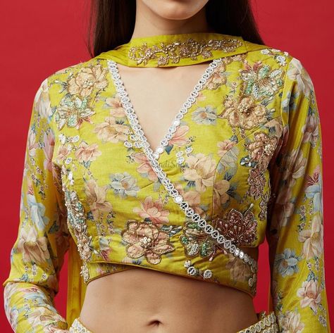 Unique Blouse Designs For Brides & Bridesmaids  #bride#indianbride #indianwedding#weddinginspiration #dulhan#shaadisaga #bridal#allthingsbridal #deisgnerwear #blousedesign #blousedesignlatest Choli Blouse Design, डिजाइनर कपड़े, Blouse Designs Catalogue, Backless Blouse Designs, Lehenga Blouse Designs, Blouse Design Images, New Blouse Designs, Choli Designs, Elegant Blouse Designs