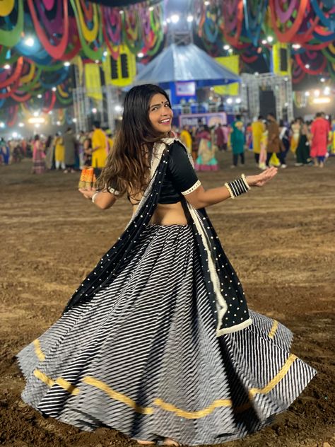 Navratri Choli Pose, Lehriya Chaniya Choli For Navratri, Pose In Chaniya Choli, Letest Desine Chaniya Choli For Wedding, Leriya Choli, Navratri Styling Ideas, Lehenga Designs For Navratri, Chanya Choli Ideas For Navratri, Cotton Chaniya Choli Designs Navratri