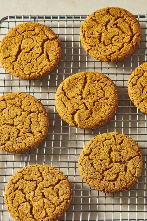 Crackle Top Molasses Cookies Disney's Molasses Crackle Cookies, Disney Molasses Crackle Cookies, Amish Sugar Cookies, Crackle Cookies, Molasses Cookies Recipe, Chewy Cookies, Molasses Cookies, Biscuits Cookies, Recipes Cookies