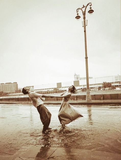 Couple In Rain, Couple Inspiration, Old Fashioned Love, Vintage Couples, My Kind Of Love, Vintage Romance, I'm With The Band, Old Love, Romantic Art