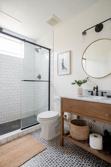 Rustic bathroom with black and white elements, blending charm and simplicity. Black And White Modern Bathroom, Rattan Bathroom, Black And White Bathroom Ideas, White Bathroom Ideas, Spanish Bathroom, White Bathrooms, Black And White Bathroom, Modern White Bathroom, Black White Bathrooms