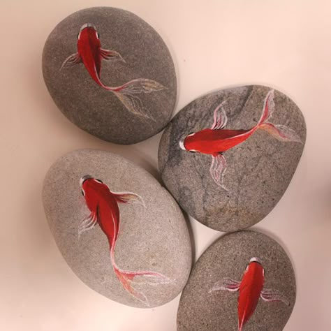 Koi Art, Painted Rock Animals, Stone Art Painting, Painted Rocks Craft, Painted Rocks Diy, Rock Painting Ideas Easy, Rock Painting Patterns, Fish Drawings, Pet Rocks