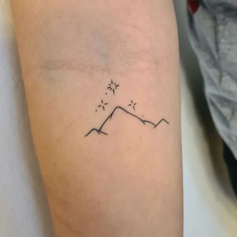 15+ ACOTAR Tattoos That Will Bring The Best Magic On You! Acotar Simple Tattoo, Minimal Acotar Tattoo, Fantasy Tattoos Simple, Fantasy Matching Tattoos, Fantasy Minimalist Tattoo, Book And Stars Tattoo, Small Sjm Tattoo, Acotar Star Tattoo, Velaris Stars Tattoo