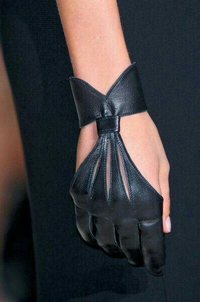 Fashion Gloves, Stephane Rolland, Black Leather Gloves, Fantasy Clothing, Fantasy Fashion, Mode Vintage, Fashion Mode, Character Outfits, Mode Inspiration