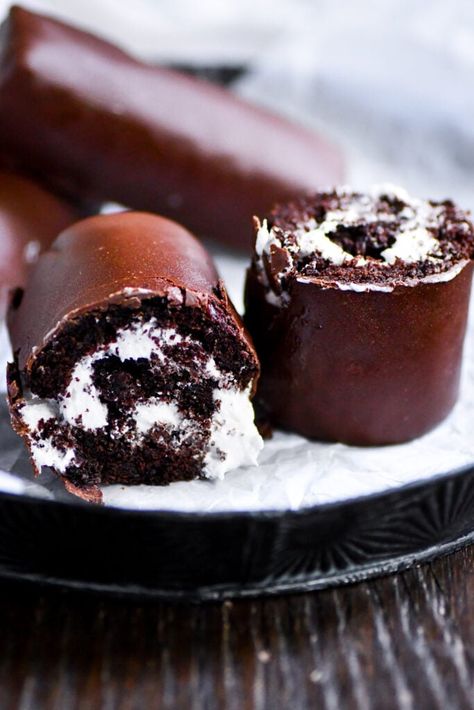 Swiss Cake Roll, Onion Burger Recipe, Cakes At Home, Swiss Cake, Swiss Rolls, Snack Cakes, Dark Chocolate Fudge, Quick Easy Desserts, Chocolate Fudge Cake