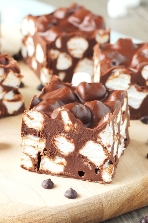 Peanut Butter Marshmallow Fudge - Delicious as it Looks Peanut Butter Marshmallow Fudge, Peanut Butter Marshmallow Squares, Fudge Candy, Marshmallow Fudge, Marshmallow Desserts, Rocky Road Fudge, Peanut Butter Kiss Cookies, Chocolate Peanut Butter Recipes, Chocolate Peanut Butter Fudge