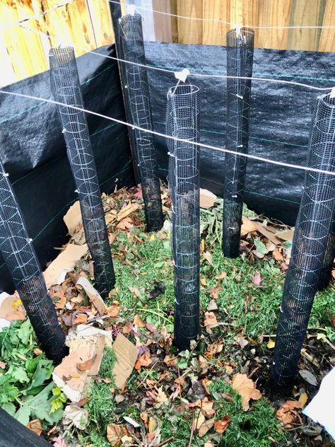 1m long aerators, made of reinforced wire as a frame with plastic weave outer. Ensures air movement and faster decomposition. Compost Pallet, Compost Layers, Community Composting, Compost System, Chicken Composting, Building A Compost Pile, Palet Compost Bin, Diy Compost, Bucket Gardening