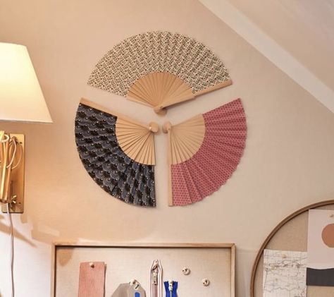 Hand Fan Wall Decor, Chinese Fan Wall Decor, Decorative Fan Wall, Fan On Wall, Japan Room Decor, Hand Fan Decor, Wall Fan Decor, Korea Life, Fan Wall Decor