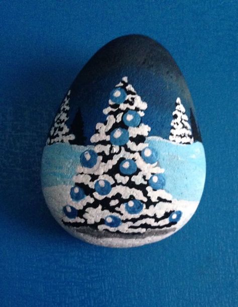 Rock Painting Flowers, Christmas Pebble Art, Christmas Rocks, Stone Pictures Pebble Art, Arte Aesthetic, Art Coquillage, Christmas Rock, Painted Rocks Craft, Beautiful Peacock