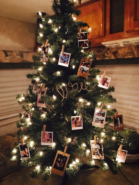 Polaroid Tree Christmas, Christmas Tree With Polaroids, Photo Tree Christmas, Pictures On Christmas Tree, Christmas Tree With Pictures On It, Polaroid Christmas Tree, Picture Christmas Tree, Small Christmas Tree Ideas, Christmas Polaroid