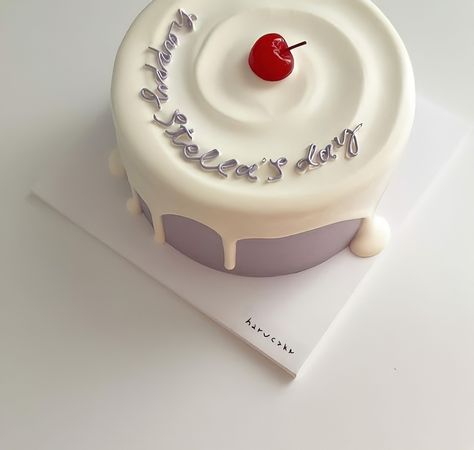 AESTHETIC INSTAGRAM CAKE Korean Minimalist Cake, Korean Birthday Cake Aesthetic, Minimalist Cake Design, Korean Birthday Cake, Minimalist Birthday Cake, Hbd Cake, Korean Lunch Box, Birthday Cake Aesthetic, Thank You Cake