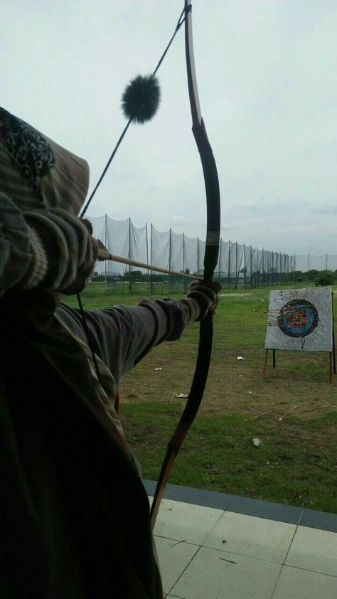 Arrow player. Archery Sport Aesthetic, Archer Aesthetic, Archery Aesthetic, Arrow Shooting, Archery Girl, Rangers Apprentice, Pencak Silat, Sports Aesthetic, Vie Motivation