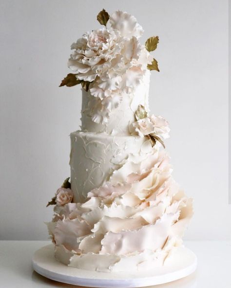 3 layers wedding cakes by LeNovelle Cake - 010 Plum Wedding Cake, Organic Wedding Cake, Layer Wedding Cake, New York Cake, Floral Cake Design, Extravagant Wedding Cakes, Cake Competition, Royal Cakes, Gorgeous Wedding Cake