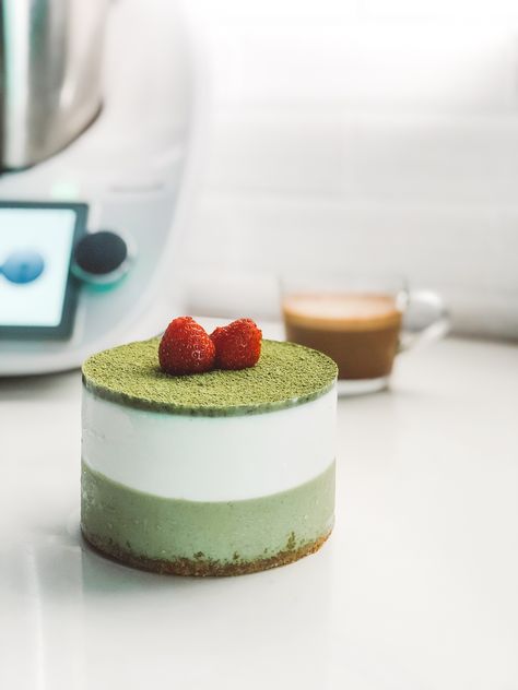 Avocado Mousse Cake, Matcha Mousse, Matcha Cheesecake, Avocado Mousse, Delicious Donuts, Mousse Cake, Work Inspiration, Photographing Food, Mini Cheesecake