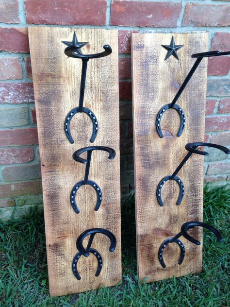 Wooden Cowboy Hat Rack, Horseshoe Cowboy Hat Rack, Cowboy Hat Hanger Diy, Horse Shoe Hat Rack, Cowboy Hat Storage Ideas, Diy Cowboy Hat Rack, Cowboy Hat Rack Ideas, Hat Shelves, Cowboy Hat Storage