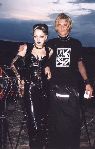 90s Goth Couple, Goth Prom Photos, Watching Coraline, Mall Goth Fashion, Emo Prom, 90s Mall Goth, 2000s Mall Goth, Types Of Goth, Goth Prom