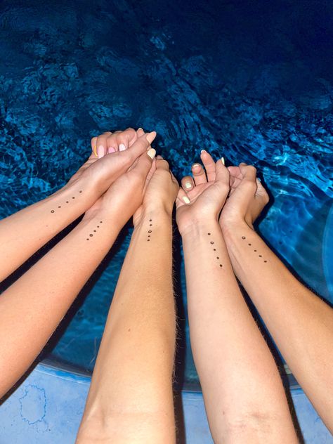 Girls, friendship, 5, tattoo, henna, bff, goal Group Henna Tattoos, Bff Henna Tattoos, Tattoo Henna Aesthetic, Matching Henna Tattoos For Best Friends, 5 Friends Pictures Aesthetic, Henna Tattoo Aesthetic, Matching Henna Tattoos, Beachy Henna, Matching Henna