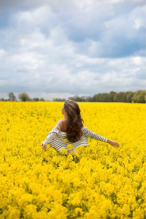 Beautiful golden fields in Norfolk (United Kingdom) #yellow #fields #norfolk #unitedkingdom #travel #nature Rapeseed Field, Fields Of Gold, Shotting Photo, Photographie Portrait Inspiration, Foto Tips, Yellow Aesthetic, Aesthetic Colors, Mellow Yellow, Cute Poses