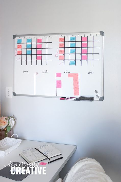 I would have NEVER thought to make a white board into a large dry erase editorial calendar and planner! Genius DIY project! #domesticallycreative #diyproject #dryerasecalendar #whiteboard #planner #editorialcalendar Diy Whiteboard Calendar, Whiteboard Organization, Red Website, Life Organisation, Whiteboard Planner, Diy Whiteboard, Whiteboard Ideas, Whiteboard Calendar, Family Schedule