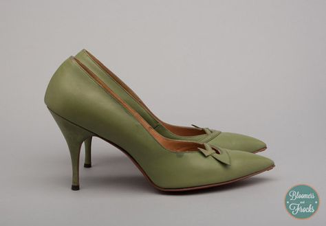 1950s Olive Green Palizzio High Heel Pumps 1950's Shoes, 1950s Heels, Olive Heels, 50s Clothing, 1950s Shoes, 1950s Vintage Fashion, New Style Shoes, Fashion 1950, Pointy Shoes