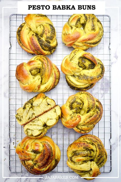 Babka Buns Recipe, Babka Filling Ideas, Pesto Babka, Savory Babka, Babka Buns, Babka Bread, Diwali Hampers, Breakfast Bakes, Pesto Bread