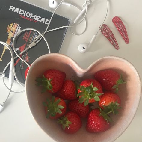 Strawberry Pics, Aesthetic Strawberries, Aesthetic Fruit, Strawberry Girl, Radiohead, Healthy Eating Recipes, Food Obsession, Cafe Food, Strawberry Shortcake