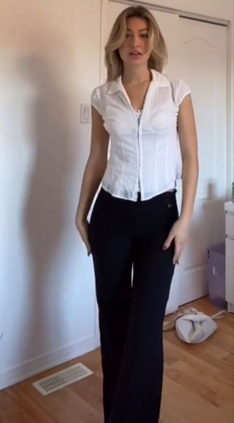 Chic Business Professional Outfits, 2000s Formal Outfits, Business Casual Outfits Feminine, 00s Office Fashion, Summer Buisnesscore Outfit, Buisness Casual Woman’s, Smart Office Wear Women, 2000s Business Casual, 6th Form Outfits Smart