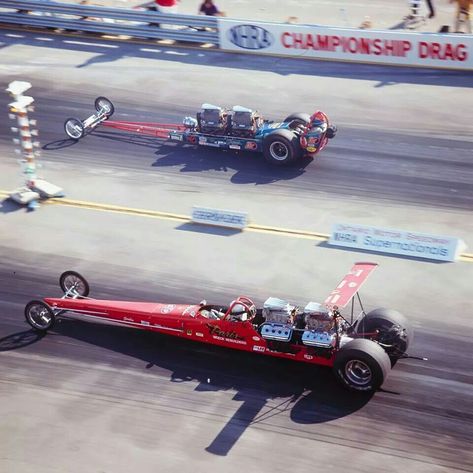 1971 Supernationals - Ontario California, two engines, one car front engined, one car rear engined, those were the days... Ontario California, Old Nascar Cars, Nascar Engine, Trans Am Race Cars, Funny Cars Drag Racing, Nhra Drag Racing Top Fuel, Top Fuel Dragster, Funny Car Drag Racing, Automobile Engineering