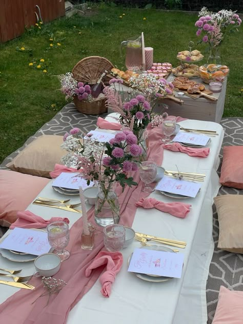 Pink Flower Theme Birthday Party, Pink Garden Party Ideas, Picnic B Day Party, Astetic Birthday Party, Pink Garden Birthday Party, Pink Brunch Table Setting, Floral 21st Birthday Theme, Coquette Table Setting, Birthday Brunch Ideas Decorations Table Settings