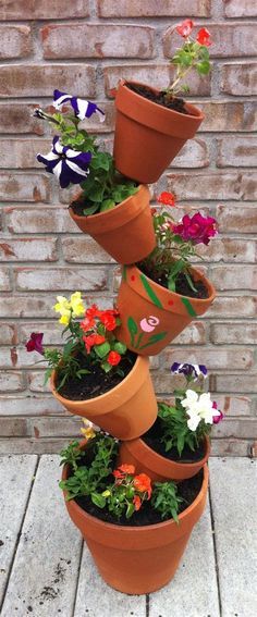 DIY Flower towers, a pleasant surprise in the yard and garden of your home | My desired home Flower Pot Tower, Stump Planter, Potato Plant, Living Wall Planter, Tree Stump Planter, Bench Garden, Planter Bench, Planters Garden, Outdoor Patio Diy