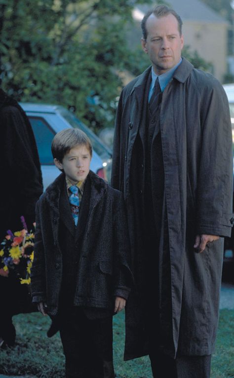 Haley Joel Osment and Bruce Willis in The Sixth Sense M.night Shyamalan, Haley Joel Osment, The Sixth Sense, Cinematography Photography, Poster Quotes, Sixth Sense, I Love Cinema, 90s Movies, Tv Youtube