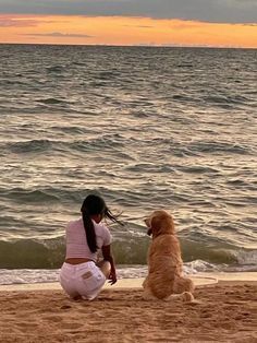 Dog Beach Pictures Photo Ideas, Dog Photo Ideas Aesthetic, Traveling With Dog Aesthetic, Summer Dog Aesthetic, Beach With Dog Pictures, Pics With Dogs Aesthetic, Girl And Her Dog Aesthetic, Dog On Beach Aesthetic, Travel With Dog Aesthetic