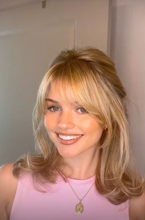 Sydney Sweeney Hair Bangs, Vintage Hairstyles For Medium Hair, Long Bob Wispy Bangs, 80s Bangs Hairstyles, 60s Haircuts Women, 60s Layered Hair, 90s Haircut With Bangs, Short Blonde Haircuts With Bangs, Dirty Blonde Hair With Bangs