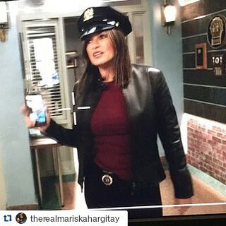 13 Me gusta, 5 comentarios - 🇮🇹Mariska Hargitay fanpage🇮🇹 (@mariska_italia) en Instagram: "#MariskaItalia #MariskaHargitay #SVULover #SVUaddicted #LawAndOrderSVUSeventeen #CrimeTvShowsLover…" Police Officer Hat, Svu Funny, Alex And Olivia, Stephanie March, Raúl Esparza, Benson And Stabler, Law And Order: Special Victims Unit, Inspiration Pics, Chris Meloni